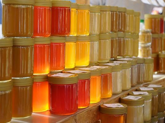 Honiggläser gestappelt viele Honiggläser gestappelt viele